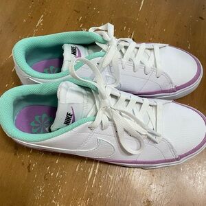 WOMEN'S NIKE COURT LEGACY NEXT NATURE SNEAKER - purple/teal